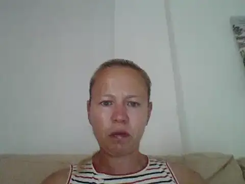jennyblondeuk online show from May 28, 2026, 4:35 pm