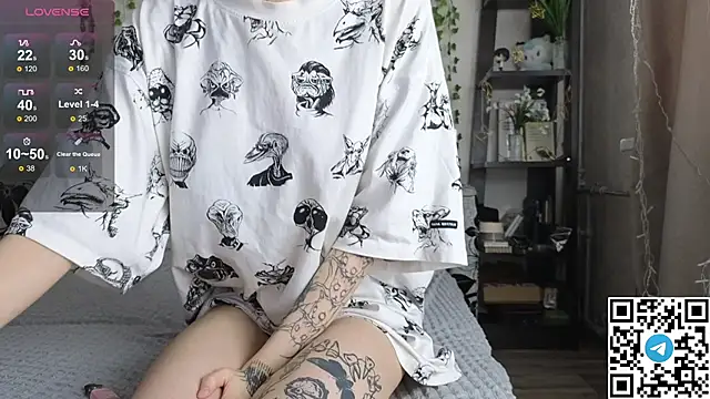 LeonaHinnes online show from March 26, 2026, 3:27 am