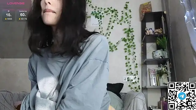 LeonaHinnes online show from April 5, 2026, 1:29 pm