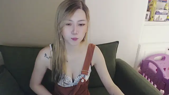 whitecat13 online show from April 21, 2026, 11:17 am