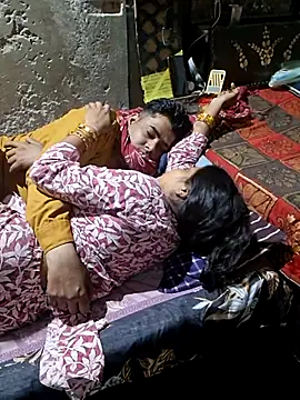 Radhacpl9528 online show from April 12, 2026, 4:32 pm