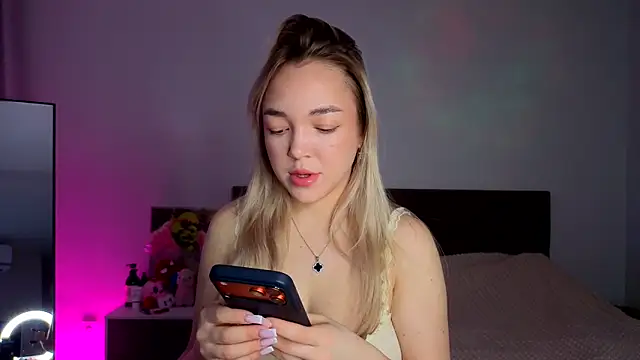 ChrissBerry online show from March 19, 2026, 4:12 am