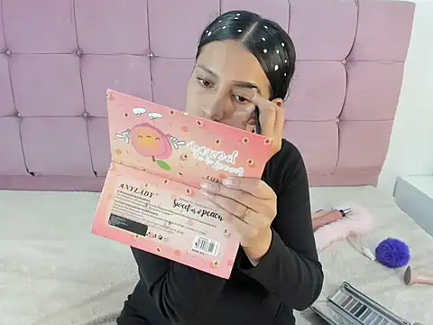 Snapshot of MiaKleinX chatting on February 13, 2026, 10:32 pm MiaKleinX online show from February 13, 2026, 10:32 pm