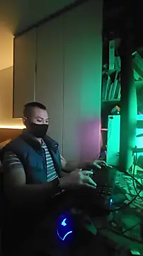 Snapshot of OnlyHand9x chatting on February 13, 2026, 6:19 pm OnlyHand9x online show from February 13, 2026, 6:19 pm