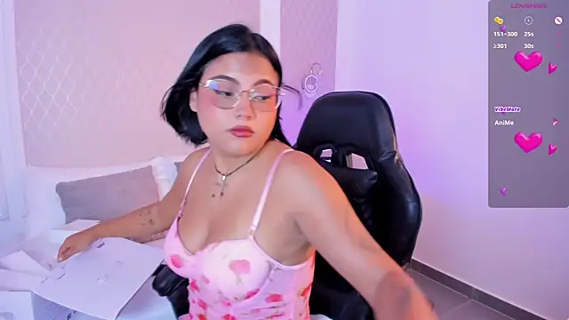 nina desire  online show from March 3, 2026, 7:10 pm