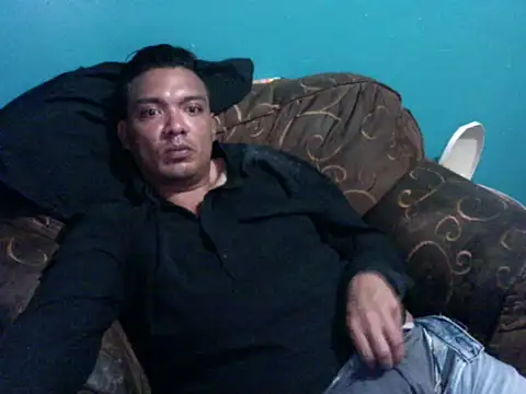 latinomoreno95 online show from May 15, 2026, 10:52 pm