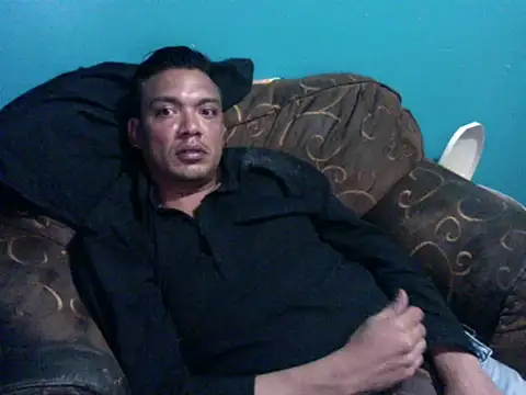 latinomoreno95 online show from May 15, 2026, 11:36 pm