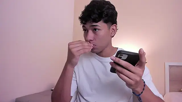 Snapshot of AustinTowers chatting on February 19, 2026, 7:55 pm AustinTowers online show from February 19, 2026, 7:55 pm