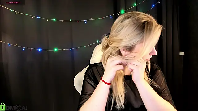 Snapshot of SoftLana chatting on January 8, 2026, 4:07 am SoftLana online show from January 8, 2026, 4:07 am