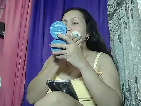 prettymomma24xx online show from June 14, 2026, 6:09 pm