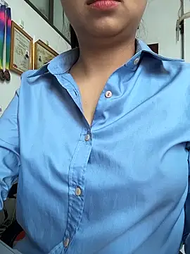 Snapshot of Bong_lovelyy chatting on March 4, 2026, 6:43 am Bong lovelyy online show from March 4, 2026, 6:43 am