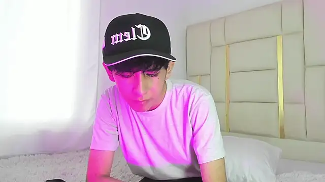 julian xx online show from June 2, 2026, 7:47 pm