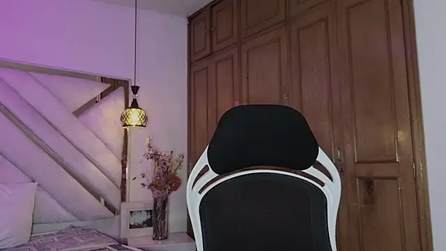 mia gatesvg online show from February 26, 2026, 3:50 am