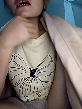 yumyum112 online show from January 19, 2026, 2:43 pm