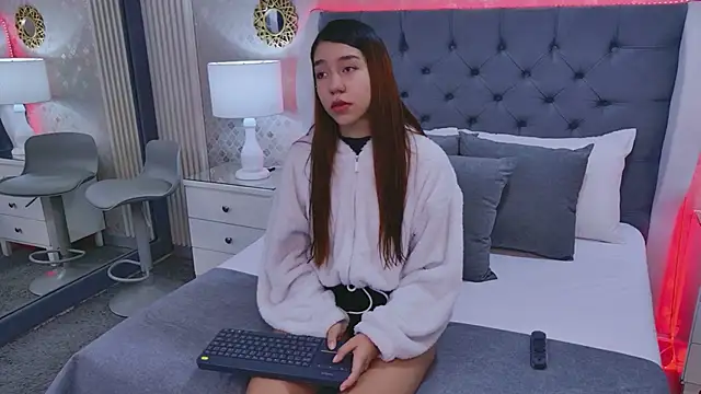 VioletFroost online show from February 1, 2026, 12:25 pm