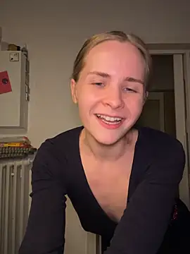 Sunny Eve online show from April 4, 2026, 8:48 pm