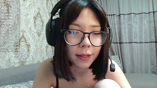 AprilOnilll online show from April 1, 2026, 6:05 pm