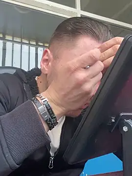 allee2206 online show from April 25, 2026, 8:17 am