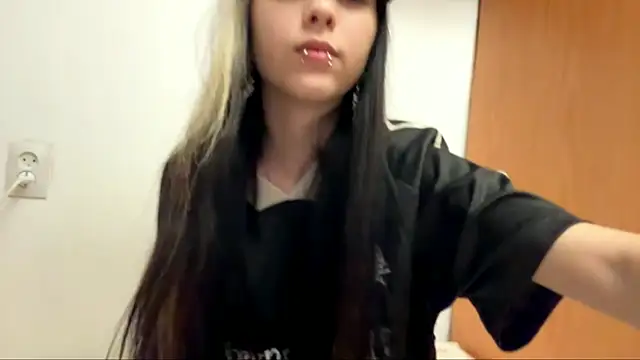 Snapshot of VeraDaisy chatting on February 17, 2026, 6:38 pm VeraDaisy online show from February 17, 2026, 6:38 pm