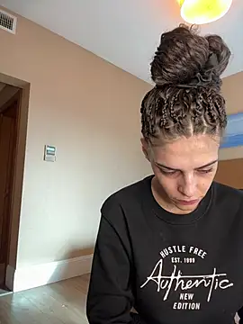 Snapshot of dear2002 chatting on February 6, 2026, 8:32 am dear2002 online show from February 6, 2026, 8:32 am