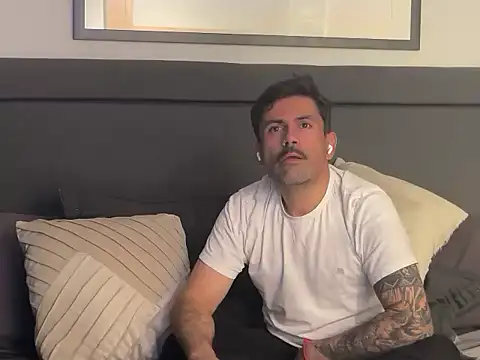 LukasMackenna online show from April 17, 2026, 4:48 am