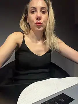 ElenaWhitmore online show from March 6, 2026, 11:33 pm