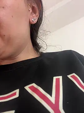 Snapshot of Violett_hott_ chatting on May 21, 2026, 12:24 pm Violett hott online show from May 21, 2026, 12:24 pm
