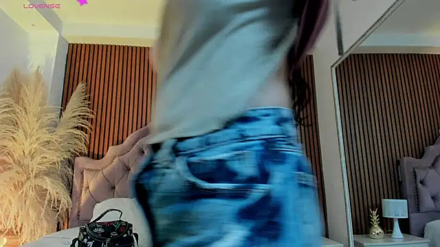 Violett hott  online show from March 24, 2026, 12:38 pm