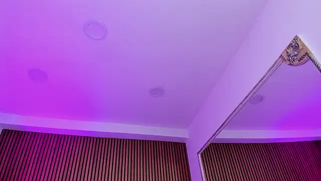 Violett hott  online show from March 14, 2026, 12:55 pm