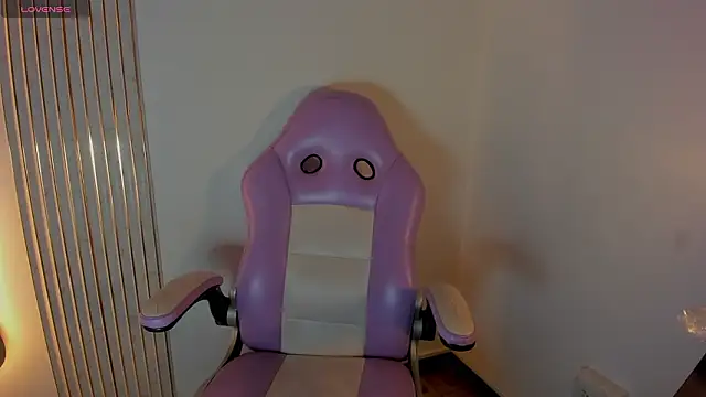 Iamcami  online show from February 18, 2026, 7:10 pm