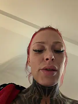 Snapshot of TittenTina chatting on February 8, 2026, 10:40 pm TittenTina online show from February 8, 2026, 10:40 pm