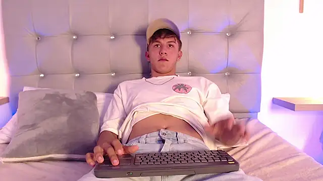 Snapshot of johnny_blake_ chatting on January 7, 2026, 7:19 pm johnny blake online show from January 7, 2026, 7:19 pm