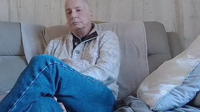 Snapshot of Helinetrav chatting on March 1, 2026, 10:04 am Helinetrav online show from March 1, 2026, 10:04 am