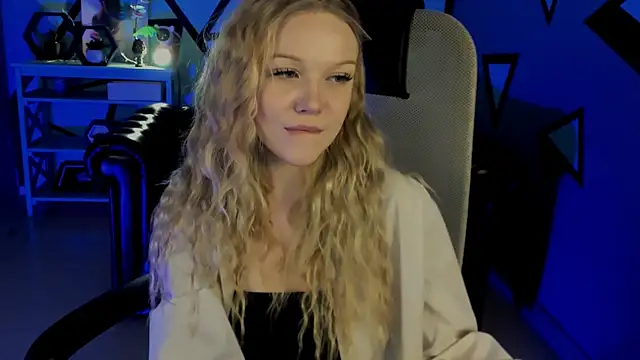 ChloeWhite online show from April 7, 2026, 11:23 am