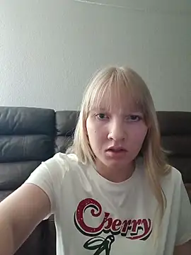 Snapshot of BunnySnowFlake chatting on April 3, 2026, 6:14 pm BunnySnowFlake online show from April 3, 2026, 6:14 pm