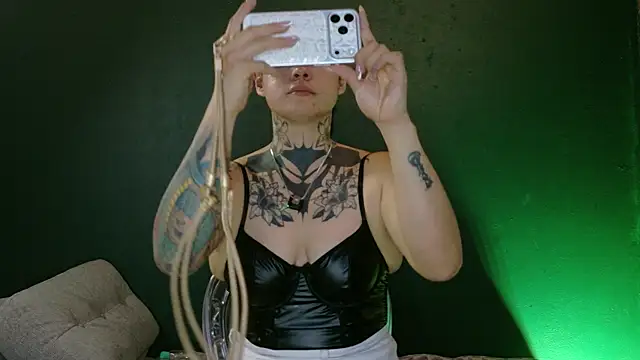 sarahe9769 online show from April 15, 2026, 2:50 am