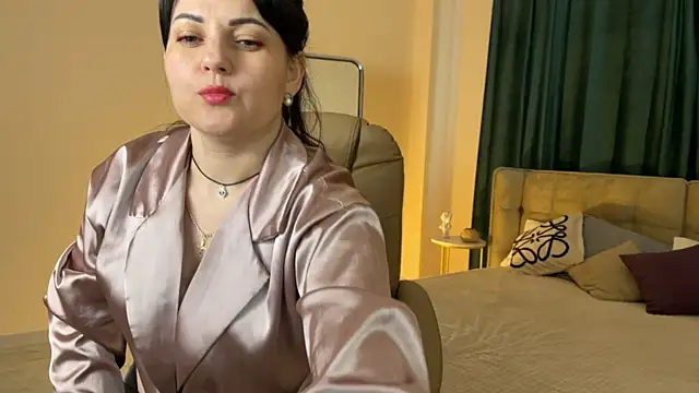  SilkyShadow  online show from May 18, 2026, 1:06 am
