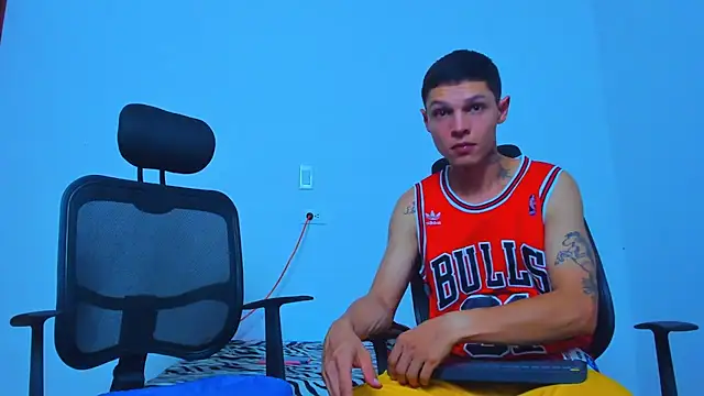 Snapshot of Thomas-Wil chatting on May 5, 2026, 2:36 am Thomas-Wil online show from May 5, 2026, 2:36 am