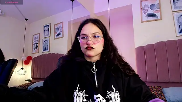 Hanabie  online show from April 28, 2026, 3:22 am