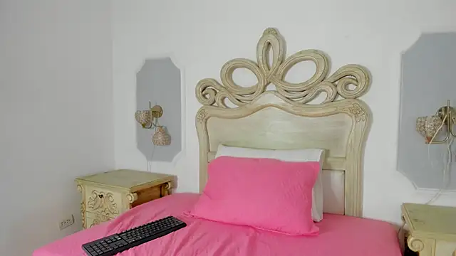 paulina lux online show from March 26, 2026, 7:45 pm