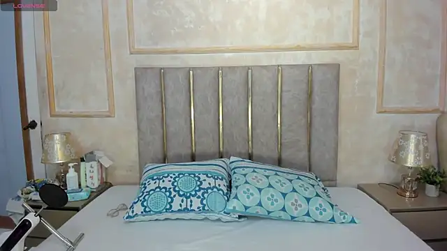 Miaaffox online show from January 14, 2026, 7:39 pm