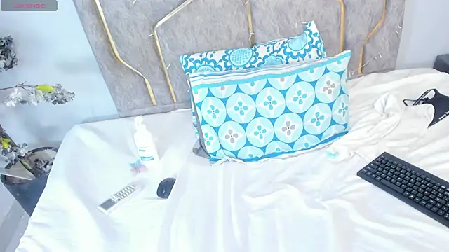 Miaaffox online show from January 13, 2026, 7:56 am