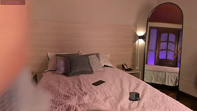 Lara reynolds  online show from April 17, 2026, 2:20 pm