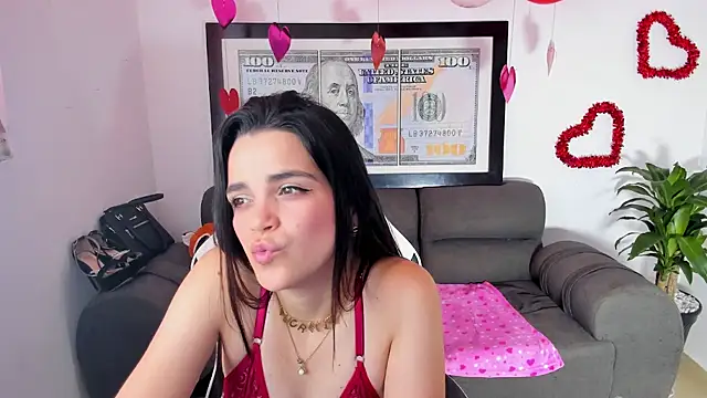 LucianaMoreau online show from February 18, 2026, 9:33 pm