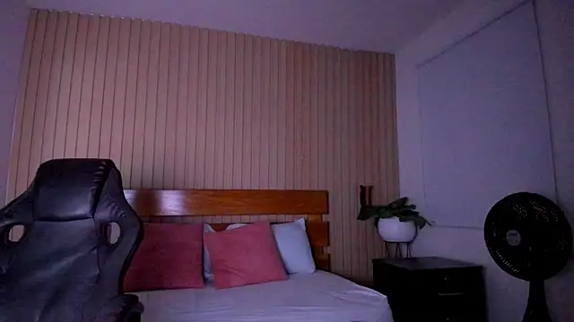 emma hiltonn  online show from March 12, 2026, 2:50 am