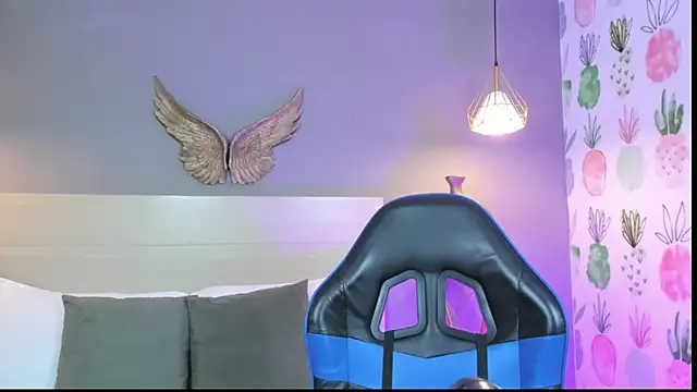 emma hiltonn  online show from April 16, 2026, 7:36 pm