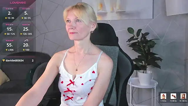 Julie Lucas online show from May 22, 2026, 12:19 am