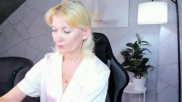 Julie Lucas online show from June 4, 2026, 12:04 am