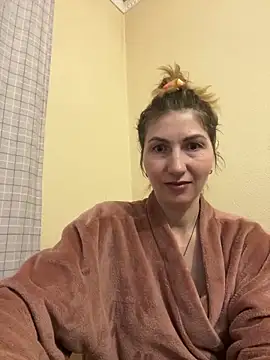 Snapshot of _Crystal_2 chatting on February 8, 2026, 3:32 pm Crystal 2 online show from February 8, 2026, 3:32 pm