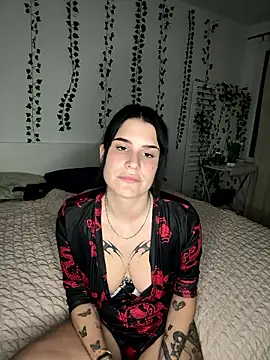 julieeeeee75 online show from January 13, 2026, 12:15 am